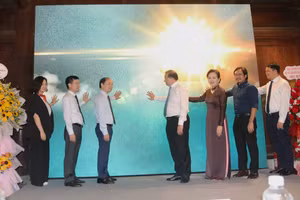 Các đại biểu thực hiện nghi thức phát động cuộc thi.