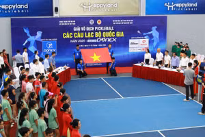 Các vận động viên thực hiện nghi lễ chào cờ trong lễ khai mạc.