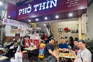 Với nhiều thương hiệu nổi tiếng, phở Hà Nội vừa là món quà đặc trưng, vừa là di sản văn hóa giá trị.