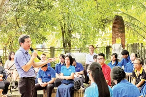 Diễn giả Nguyễn Quốc Vương trong một chương trình lan tỏa văn hóa đọc cho học sinh. 