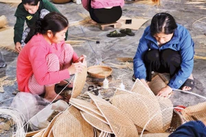 Những người thợ đang tỉ mỉ hoàn thiện các sản phẩm. 