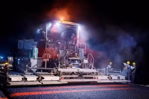 Nhà thầu thi công dự án Đồng Đăng-Trà Lĩnh triển khai dây chuyền thảm hiện đại gồm nhiều thiết bị lu lèn, tiến hành quy trình thảm nhựa nóng tại mũi thi công Km11 (xã Văn Lãng, Lạng Sơn).