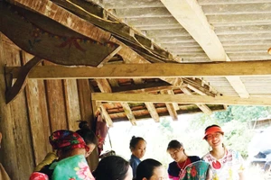 CRAFT LINK tổ chức tập huấn dạy may và hoàn thiện sản phẩm cho phụ nữ người Mông ở bản Phà Sắc.