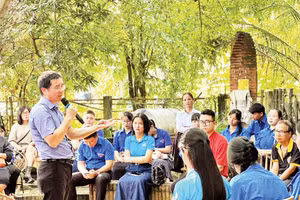 Diễn giả Nguyễn Quốc Vương trong một chương trình lan tỏa văn hóa đọc cho học sinh. 