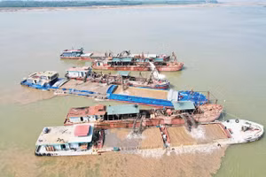 UBND tỉnh Phú Thọ quyết định xử phạt đối với Công ty cổ phần Hoàn Hảo về hành vi khai thác cát trái phép. Ảnh: ND