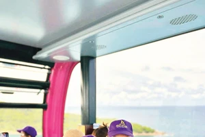 Du khách khám phá Hòn Thơm từ cáp treo.