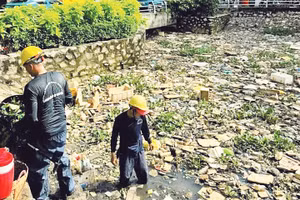 UBND phường Xuân Khánh tổ chức ra quân thu gom rác tại rạch Tham Tướng. Ảnh UBND phường cung cấp.