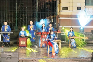 Các nghệ sĩ biểu diễn âm nhạc dân tộc tại khu vực trước Bưu điện trung tâm Thành phố Hồ Chí Minh.