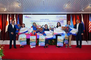 Những khách hàng trúng vàng may mắn nhất đã được trao tận tay giải thưởng từ Vikki.