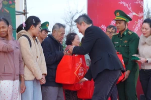 Ông Lester Tan, Tổng Giám đốc SABECO trao quà cho người dân tỉnh Đắk Lắk