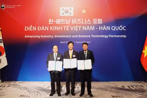Đại diện Lãnh đạo BIDV, Hana Bank và KIND ký kết thỏa thuận hợp tác.