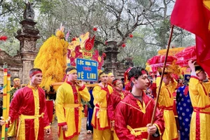 Nhân dân địa phương thực hiện dâng lễ phẩm tại đền Sóc.