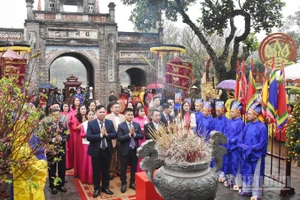 Các đại biểu thực hiện nghi thức dâng hương tại di tích Cổ Loa.