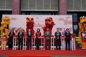 Các đại biểu cắt băng khai mạc chương trình.