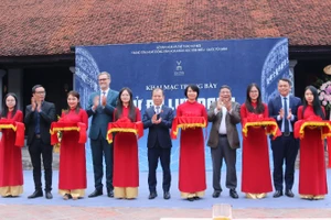 Các đại biểu cắt băng khai mạc không gian trưng bày.