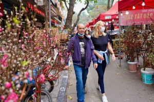 Chợ hoa xuân phố cổ Hà Nội không chỉ thu hút người dân thành phố, mà còn là điểm đến của khách quốc tế.