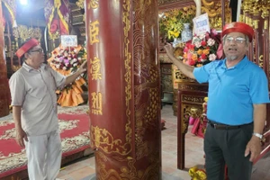 Các bô lão trong làng tự hào giới thiệu về ngôi đình.