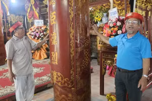 Các bô lão trong làng tự hào giới thiệu về ngôi đình.