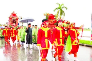 Nghi lễ rước kiệu tại lễ hội Đền Trần.