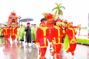 Nghi lễ rước kiệu tại lễ hội Đền Trần.