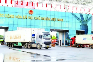 Hàng hóa thông quan qua Cửa khẩu Bắc Luân 2, Quảng Ninh.