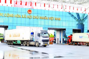 Hàng hóa thông quan qua Cửa khẩu Bắc Luân 2, Quảng Ninh.