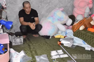 Nguyễn Công Tấn và số ma túy thu giữ tại nơi ở của đối tượng. 