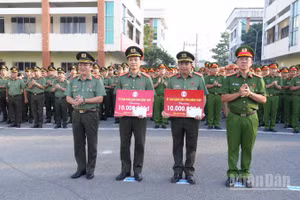 Giám đốc Công an tỉnh Đồng Tháp Lâm Phước Nguyên và Phó Giám đốc Công an tỉnh Đồng Tháp Trần Văn Tròn trao thưởng của Ủy ban nhân dân tỉnh Đồng Tháp cho các tập thể.