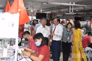 Đoàn công tác tham quan nhà máy may mặc của Công ty cổ phần Tex-Giang.
