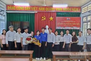 Kết nạp đảng viên là học sinh tại Trường trung học phổ thông Phan Việt Thống, xã Bình Phú, tỉnh Đồng Tháp.