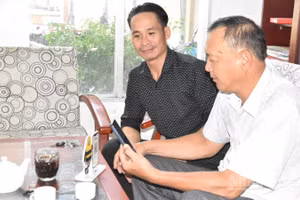 Người dân Đồng Tháp quen dần với thanh toán không dùng tiền mặt.