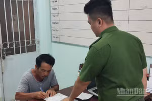 Nguyễn Văn Tuấn tại cơ quan công an.