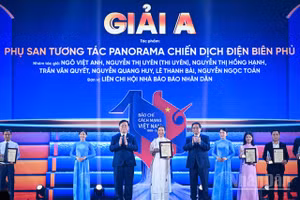 Nhà báo Thi Uyên đại diện nhóm tác giả Báo Nhân Dân nhận giải A hạng mục Báo chí sáng tạo. (Ảnh: THÀNH ĐẠT)