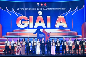 Thủ tướng Phạm Minh Chính và Ủy viên Bộ Chính trị, Bí thư Trung ương Đảng, Trưởng Ban Tuyên giáo và Dân vận Trung ương Nguyễn Trọng Nghĩa trao giải A cho các tác giả đoạt giải. 