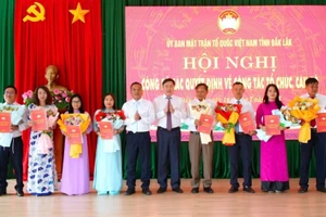 Chủ tịch Ủy ban Mặt trận Tổ quốc Việt Nam tỉnh Đắk Lắk Y Giang Gry Niê Knơng trao quyết định nhân sự các ban chuyên môn.