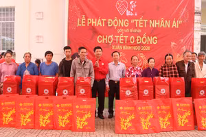 Hộ nghèo, cận nghèo xã An Trường, tỉnh Vĩnh Long được trao quà Tết.