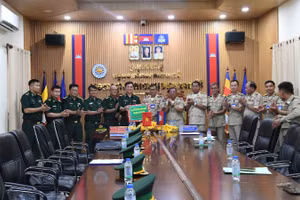 Đoàn đại biểu Ban Chỉ huy Bộ đội Biên phòng tỉnh Đắk Lắk tặng quà, chúc Tết lãnh đạo Tết Ty Công an tỉnh Mondulkiri, Vương quốc Campuchia.