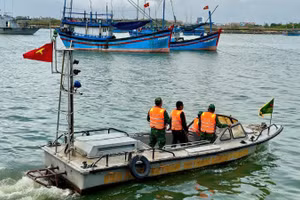 Cán bộ, chiến sĩ Đồn Biên phòng Tuy Hòa tuần tra, kiểm soát tại khu vực cửa biển Đà Rằng. 