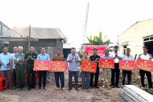 Chủ tịch Ủy ban nhân dân xã Ia Rvê Nguyễn Văn Hoa trao kinh phí hỗ trợ cho 6 gia đình.