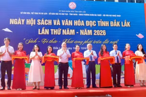 Các đại biểu cắt băng khai mạc Ngày Sách và Văn hóa đọc tỉnh Đắk Lắk lần thứ 5 năm 2026. 