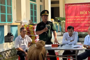 Cán bộ Đồn Biên phòng Xuân Hòa tuyên truyền pháp luật, phổ biến nội dung chống khai thác hải sản bất hợp pháp (IUU) tại hội nghị sinh hoạt phong trào ở xã Xuân Lộc.