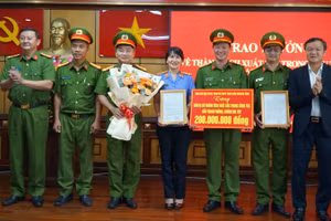 Phó Chủ tịch Ủy ban nhân dân tỉnh Đắk Lắk Đào Mỹ (người đứng ngoài cùng bên phải) trao thư khen của Chủ tịch Ủy ban nhân dân tỉnh và thưởng nóng cho các đơn vị có thành tích xuất sắc trong triệt phá chuyên án ma túy lớn với số tiền 200 triệu đồng.