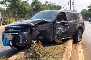 Chiếc xe ô-tô do 2 đối tượng trộm cắp sau khi gây tai nạn được bỏ tại hiện trường.