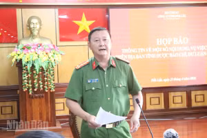 Đại tá Võ Duy Tuấn, Phó Giám đốc Công an tỉnh Đắk Lắk, Thủ trưởng Cơ quan Cảnh sát điều tra thông tin nội dung vụ việc tại buổi họp báo.