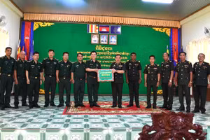 Đoàn đại biểu của Ban Chỉ huy Bộ đội Biên phòng tỉnh Đắk Lắk tặng quà, chúc Tết Tiểu khu Quân sự Mondulkiri, Vương quốc Campuchia.