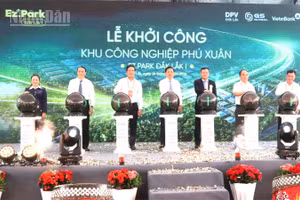 Bí thư Tỉnh ủy Đắk Lắk Lương Nguyễn Minh Triết và các đại biểu ấn nút khởi công dự án Khu Công nghiệp Phú Xuân (Ez.Park Đắk Lắk I). 