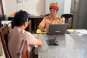 Cán bộ Đội Cảnh sát giao thông đường bộ số 3, Phòng Cảnh sát giao thông, Công an tỉnh Đắk Lắk làm việc với tài xế L.V.D.