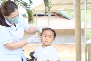 Cán bộ Trạm Y tế xã Ea Riêng theo dõi tình trạng sức khỏe trẻ mắc bệnh thủy đậu. (Ảnh: Bảo Trọng)