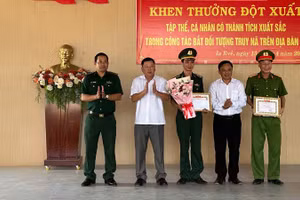 Đồng chí Nguyễn Huy Tiến, Bí Thư Đảng ủy xã và đồng chí Nguyễn Văn Hoa, Chủ tịch Ủy ban nhân dân xã Ia Rvê tặng giấy khen cho các tập thể đạt thành tích xuất sắc.