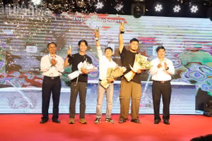 Phó Chủ tịch Ủy ban nhân dân tỉnh Đắk Lắk Nguyễn Thiên Văn và ông Trịnh Đức Minh, Chủ tịch Hiệp hội Cà-phê Buôn Ma Thuột trao giải TOP 3 cho cà-phê Robusta.